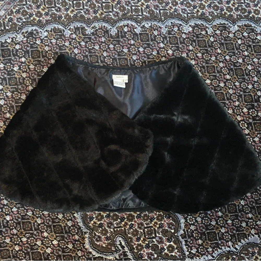 Black velvet shawl stole, great condition, classy and fully lined. - Picture 2 of 7